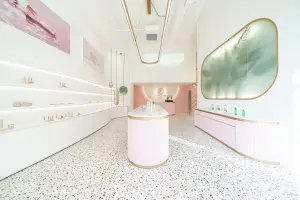 유기적 곡선미가 돋보이는 아트 감성 뷰티 매장